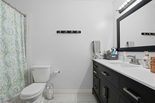 123 Schubert Hill Nw, Calgary, AB - Indoor Photo Showing Bathroom