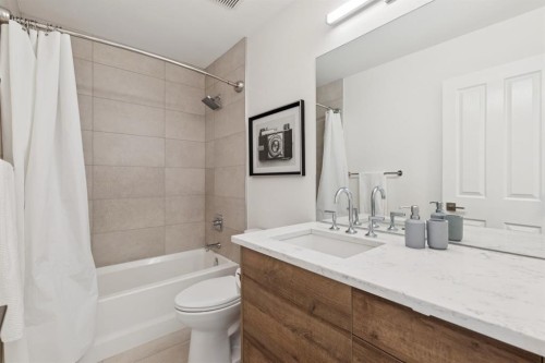 3605 2 Street Sw, Calgary, AB - Indoor Photo Showing Bathroom