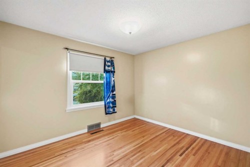 8335 34 Avenue Nw, Calgary, AB - Indoor Photo Showing Other Room