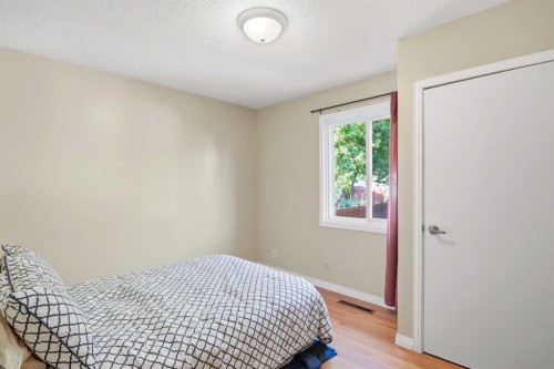 8335 34 Avenue Nw, Calgary, AB - Indoor Photo Showing Bedroom