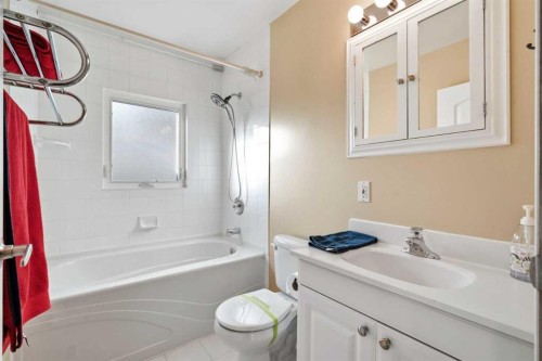 8335 34 Avenue Nw, Calgary, AB - Indoor Photo Showing Bathroom