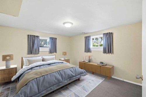 8335 34 Avenue Nw, Calgary, AB - Indoor Photo Showing Bedroom