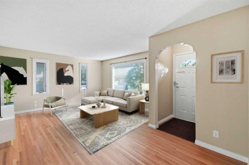 8335 34 Avenue Nw, Calgary, AB - Indoor Photo Showing Living Room