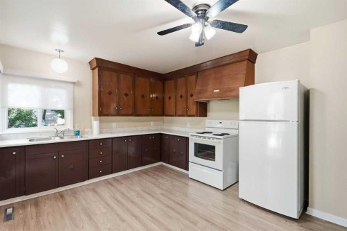 8335 34 Avenue Nw, Calgary, AB - Indoor Photo Showing Kitchen