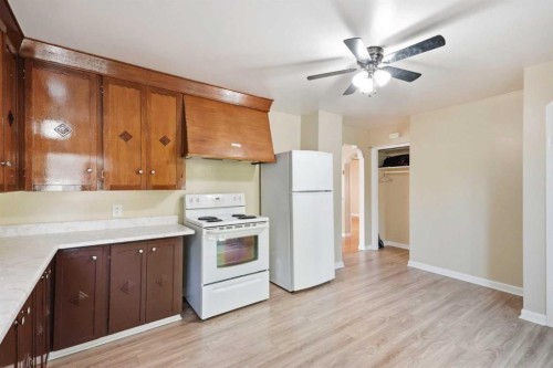 8335 34 Avenue Nw, Calgary, AB - Indoor Photo Showing Kitchen