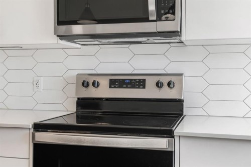 102 Midgrove Sw, Airdrie, AB - Indoor Photo Showing Kitchen