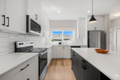 102 Midgrove Sw, Airdrie, AB - Indoor Photo Showing Kitchen With Upgraded Kitchen
