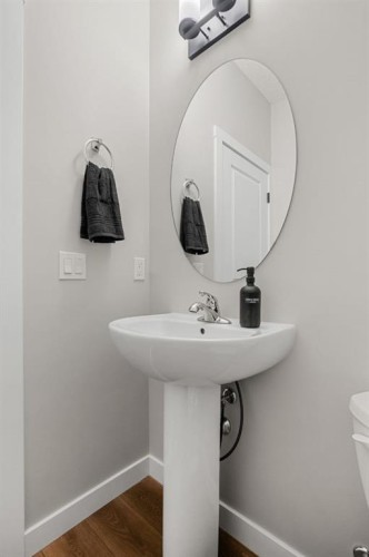 102 Midgrove Sw, Airdrie, AB - Indoor Photo Showing Bathroom