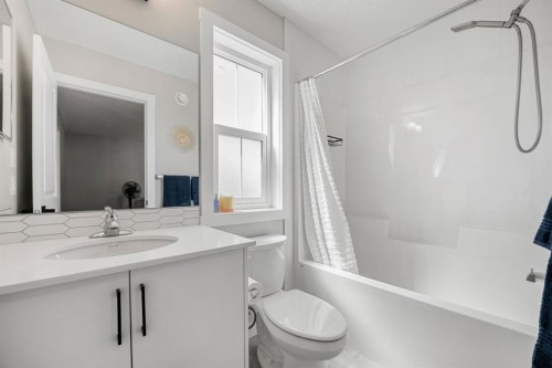 102 Midgrove Sw, Airdrie, AB - Indoor Photo Showing Bathroom