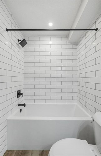 102 Midgrove Sw, Airdrie, AB - Indoor Photo Showing Bathroom