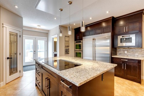337 3 Avenue Ne, Calgary, AB - Indoor Photo Showing Kitchen With Upgraded Kitchen