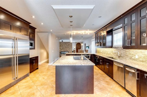 337 3 Avenue Ne, Calgary, AB - Indoor Photo Showing Kitchen With Upgraded Kitchen