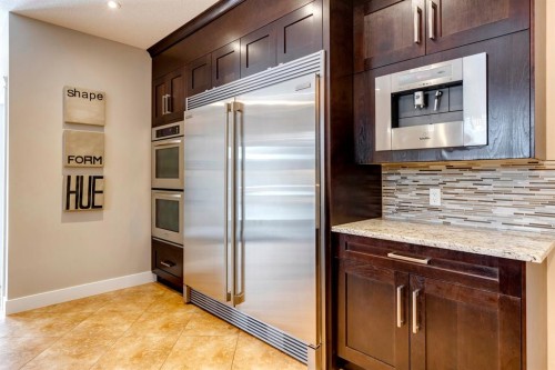 337 3 Avenue Ne, Calgary, AB - Indoor Photo Showing Kitchen