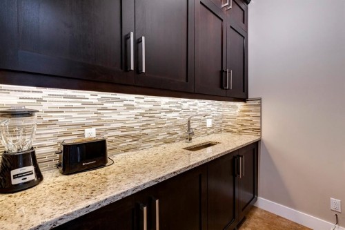 337 3 Avenue Ne, Calgary, AB - Indoor Photo Showing Kitchen