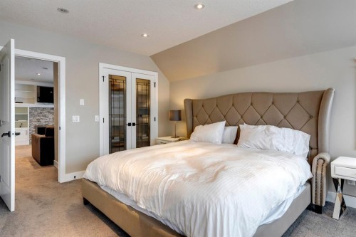 337 3 Avenue Ne, Calgary, AB - Indoor Photo Showing Bedroom