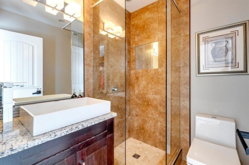 337 3 Avenue Ne, Calgary, AB - Indoor Photo Showing Bathroom