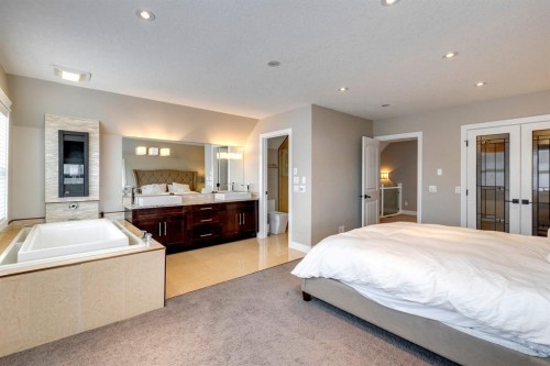 337 3 Avenue Ne, Calgary, AB - Indoor Photo Showing Bedroom