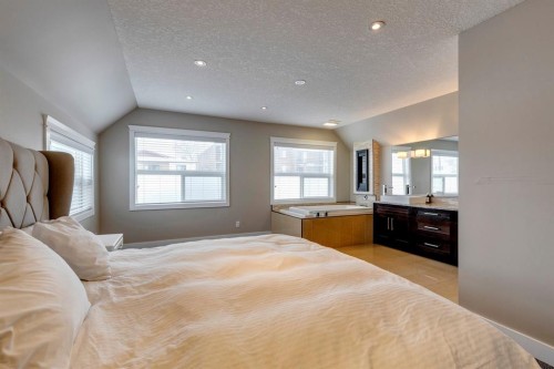 337 3 Avenue Ne, Calgary, AB - Indoor Photo Showing Bedroom