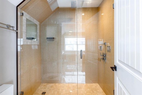 337 3 Avenue Ne, Calgary, AB - Indoor Photo Showing Bathroom