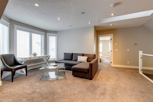 337 3 Avenue Ne, Calgary, AB - Indoor Photo Showing Living Room