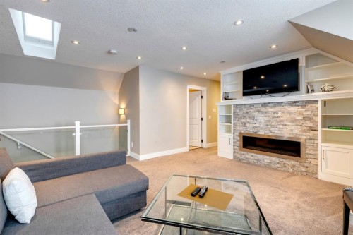 337 3 Avenue Ne, Calgary, AB - Indoor Photo Showing Living Room With Fireplace