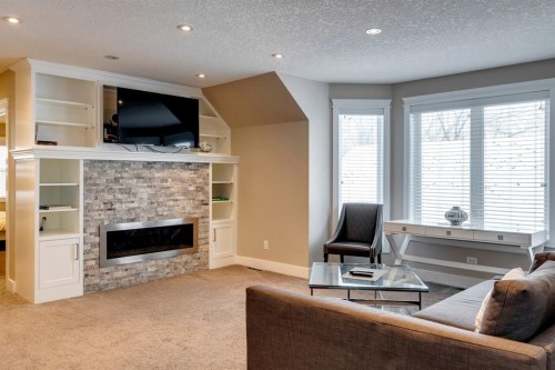 337 3 Avenue Ne, Calgary, AB - Indoor Photo Showing Living Room With Fireplace
