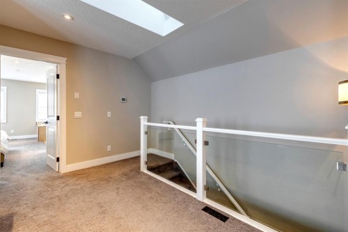 337 3 Avenue Ne, Calgary, AB - Indoor Photo Showing Other Room