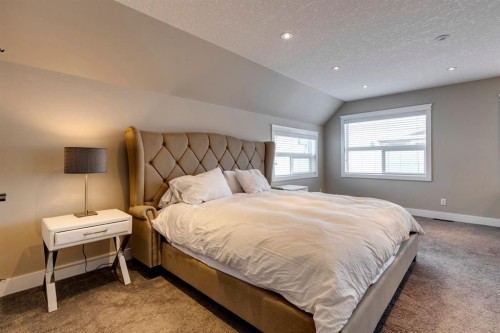 337 3 Avenue Ne, Calgary, AB - Indoor Photo Showing Bedroom