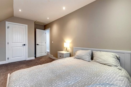 337 3 Avenue Ne, Calgary, AB - Indoor Photo Showing Bedroom