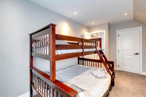 337 3 Avenue Ne, Calgary, AB - Indoor Photo Showing Bedroom