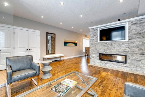 337 3 Avenue Ne, Calgary, AB - Indoor Photo Showing Living Room With Fireplace