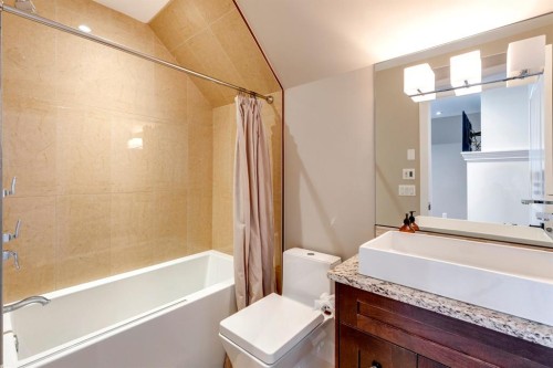 337 3 Avenue Ne, Calgary, AB - Indoor Photo Showing Bathroom