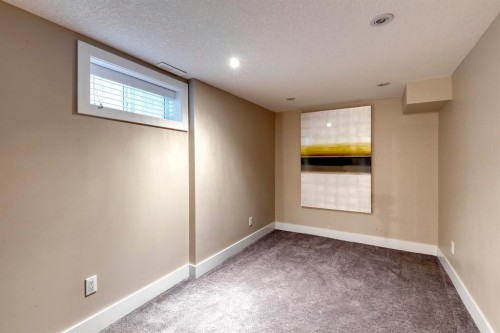 337 3 Avenue Ne, Calgary, AB - Indoor Photo Showing Other Room