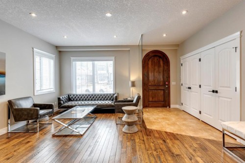 337 3 Avenue Ne, Calgary, AB - Indoor Photo Showing Living Room