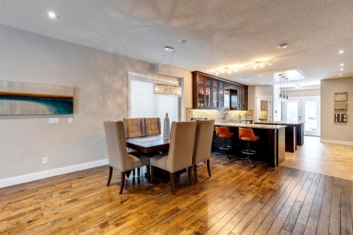 337 3 Avenue Ne, Calgary, AB - Indoor Photo Showing Dining Room