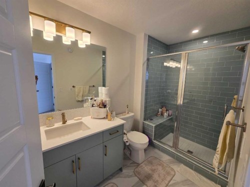 431 Rowmont Boulevard Nw, Calgary, AB - Indoor Photo Showing Bathroom