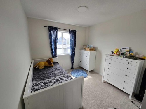 431 Rowmont Boulevard Nw, Calgary, AB - Indoor Photo Showing Bedroom