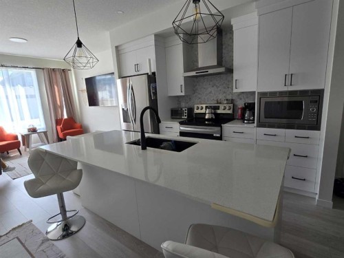 431 Rowmont Boulevard Nw, Calgary, AB - Indoor Photo Showing Kitchen With Upgraded Kitchen