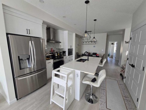 431 Rowmont Boulevard Nw, Calgary, AB - Indoor Photo Showing Kitchen