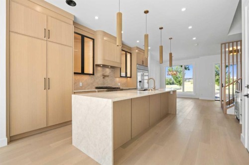 5014 22 Street, Calgary, AB - Indoor Photo Showing Kitchen With Upgraded Kitchen