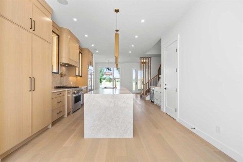 5014 22 Street, Calgary, AB - Indoor Photo Showing Kitchen With Upgraded Kitchen