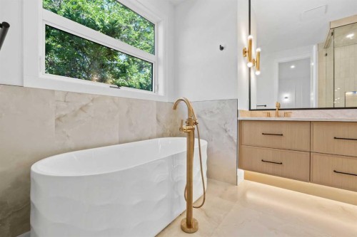5014 22 Street, Calgary, AB - Indoor Photo Showing Bathroom