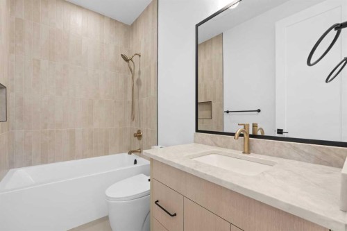 5014 22 Street, Calgary, AB - Indoor Photo Showing Bathroom