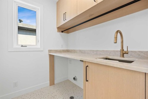 5014 22 Street, Calgary, AB - Indoor
