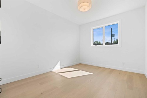 5014 22 Street, Calgary, AB - Indoor Photo Showing Other Room