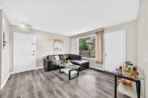 33-175 Manora Place, Calgary, AB - Indoor Photo Showing Living Room