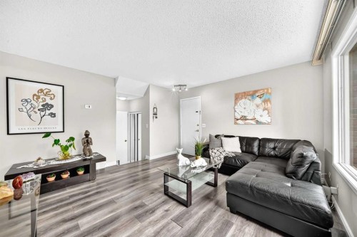 33-175 Manora Place, Calgary, AB - Indoor Photo Showing Living Room