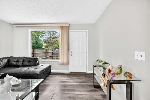 33-175 Manora Place, Calgary, AB - Indoor Photo Showing Living Room