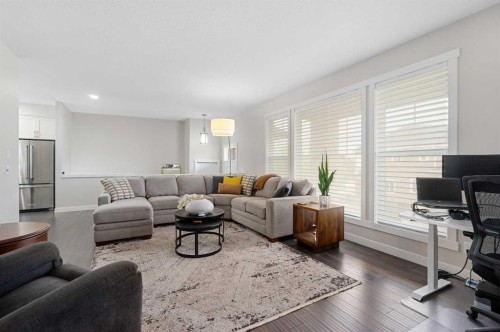 185 Cranbrook Villas Se, Calgary, AB - Indoor Photo Showing Living Room