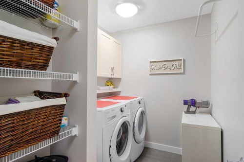 185 Cranbrook Villas Se, Calgary, AB - Indoor Photo Showing Laundry Room